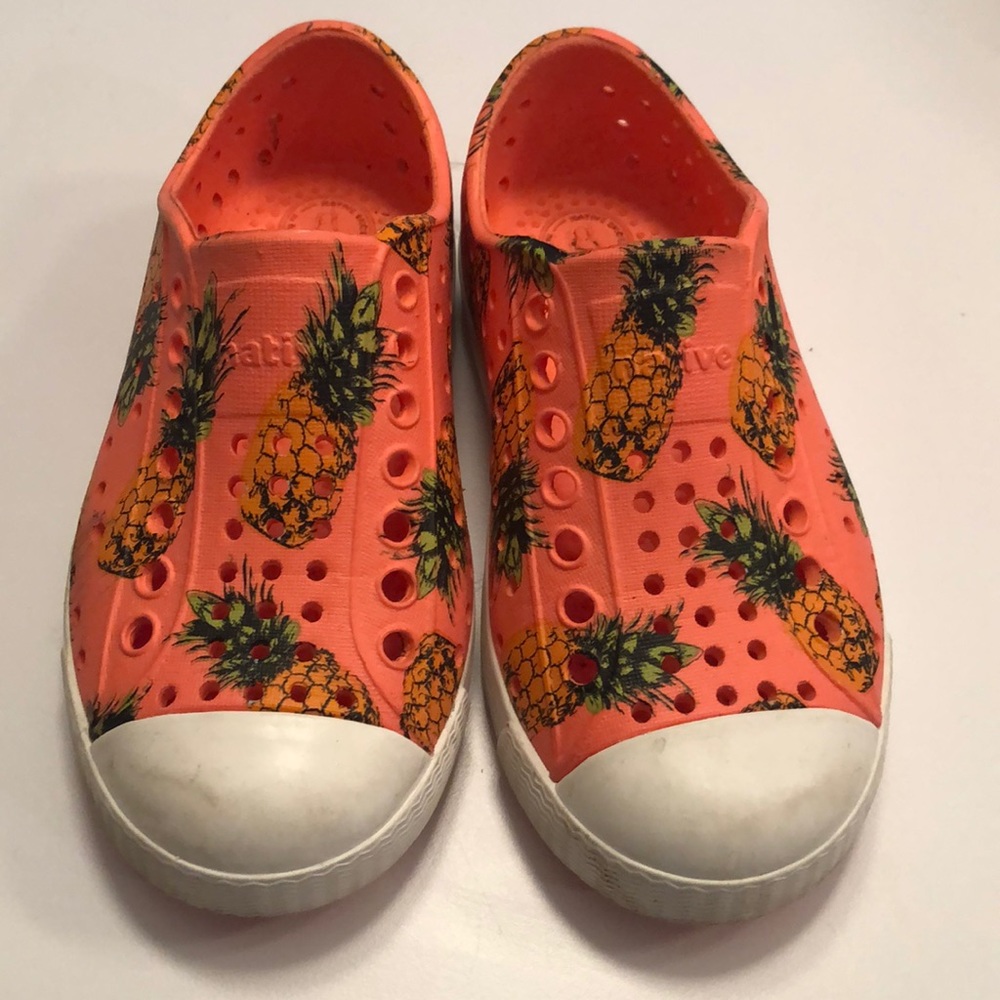 Cutest natives with pineapple print! Worn once!!!
